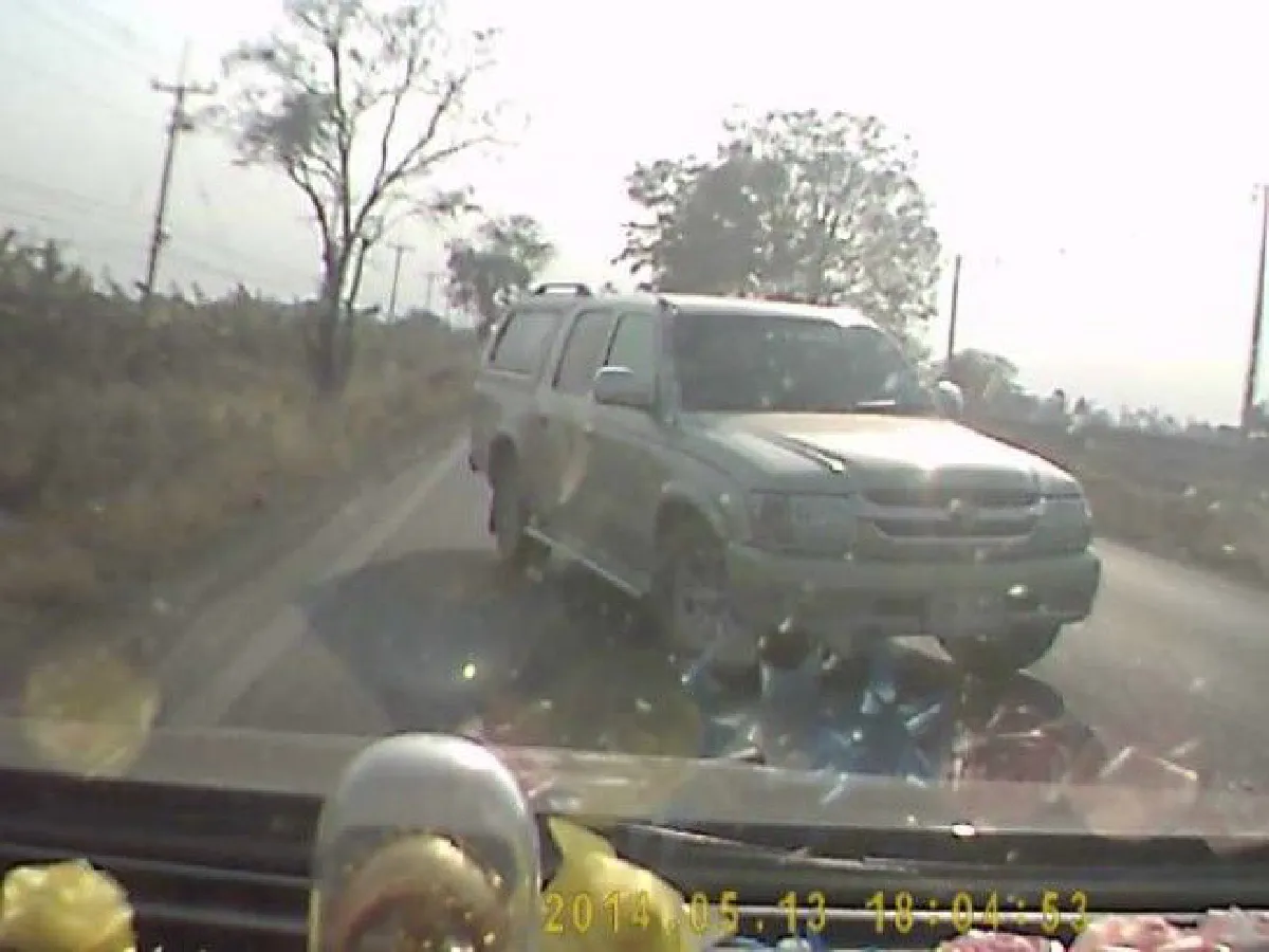 เกือบตาย! คลิปกระบะสวนเลน เฉี่ยวรถอีกคันคว่ำตกถนน