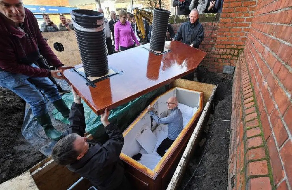 ความหมายของชีวิต ถูกถ่ายทอดสดผ่านโลงใต้ดิน
