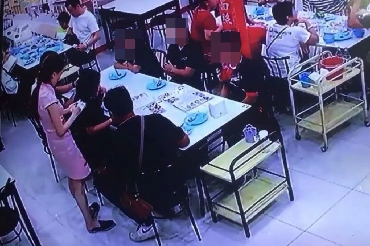 สาวโวยโดนแอบถ่ายใต้กระโปรงในร้านอาหาร (คลิป)