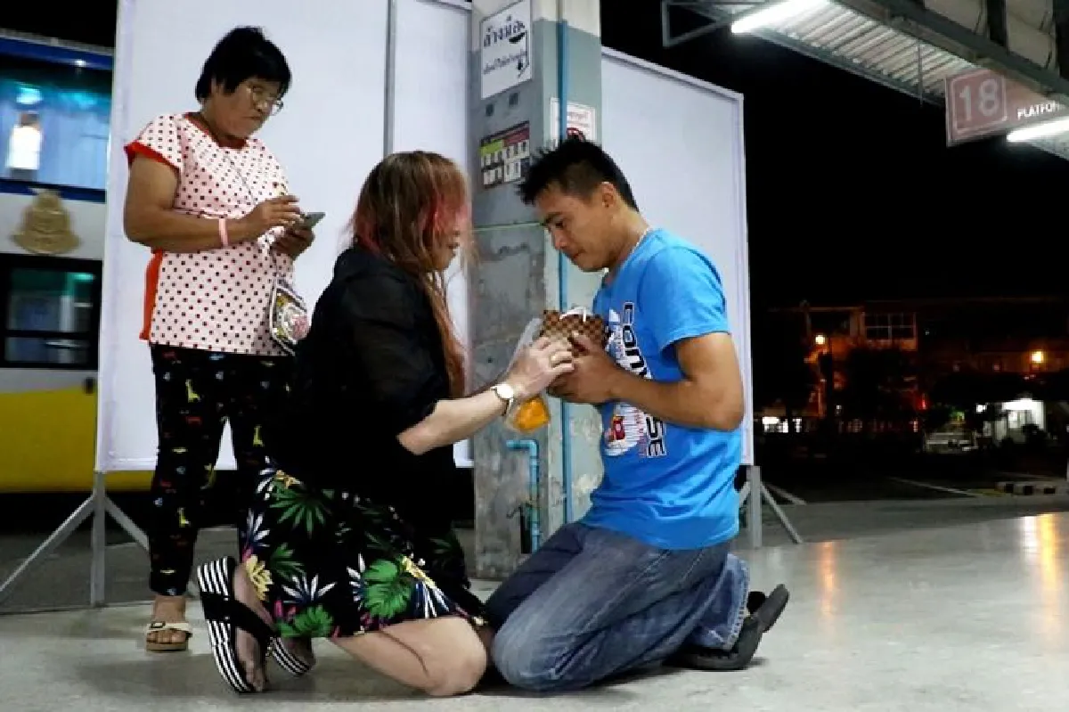 น้ำตาท่วมบขส.แม่ลูกพบกันครั้งแรกหลังพลัดพราก33ปี