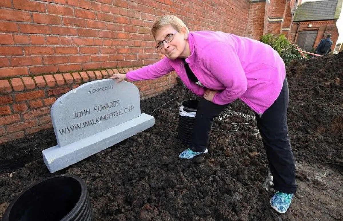 ความหมายของชีวิต ถูกถ่ายทอดสดผ่านโลงใต้ดิน