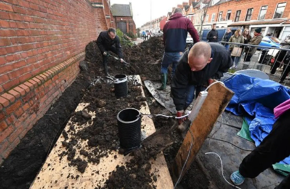 ความหมายของชีวิต ถูกถ่ายทอดสดผ่านโลงใต้ดิน