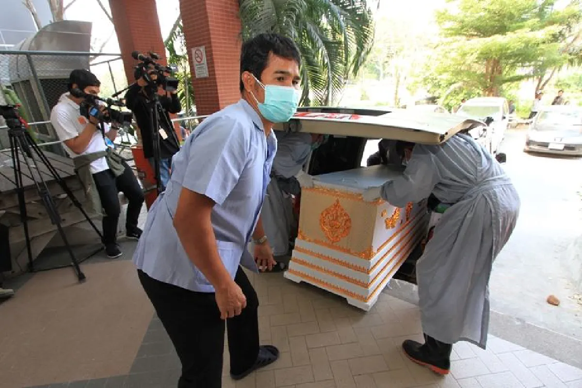ญาติรับศพศิษย์วัดพระธรรมกาย-หมอระบุตายปอดอักเสบติดเชื้อ