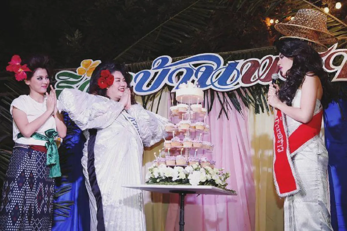 เล่นใหญ่รัชดาลัย! ใหม่-ใบเฟิร์น เนรมิตลุคสวยปนฮาร่วมปาร์ตี้วันเกิดผจก.