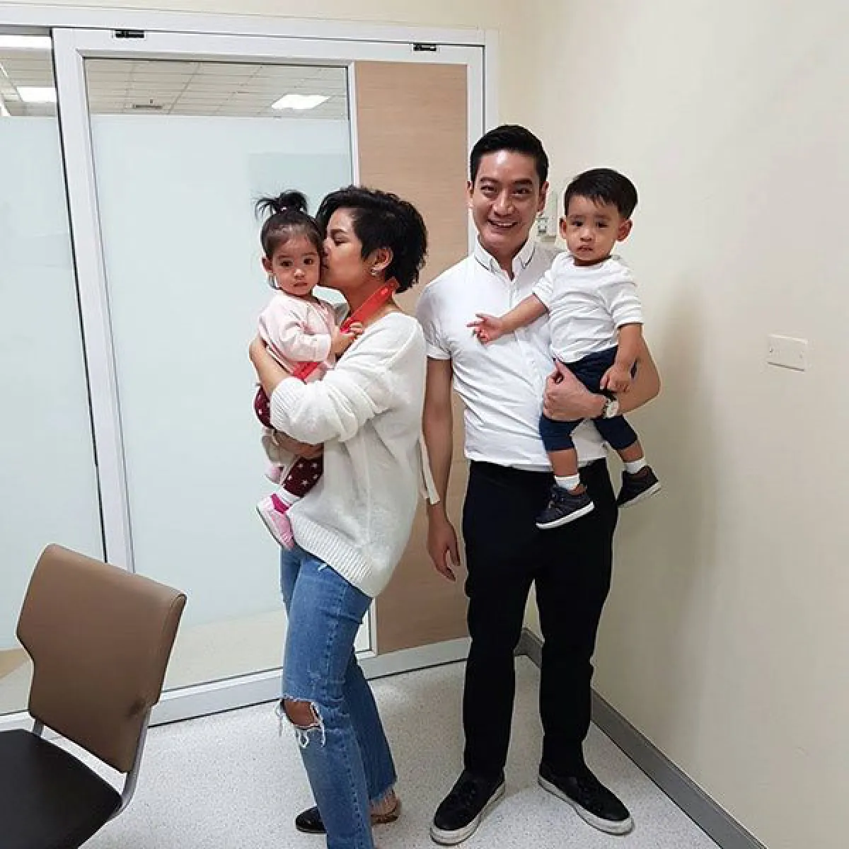 ป่วยแพ็คคู่! หมอโอ๊ค-น้องอลิน แอดมิทรพ.ให้น้ำเกลือเคียงข้างกัน