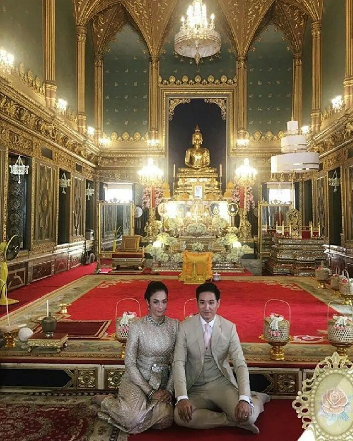 ครีม เปรมสินี ควงแฟนหนุ่ม ปีเตอร์ ทำบุญแต่งงานพิธีไทยที่วัดราชบพิธ