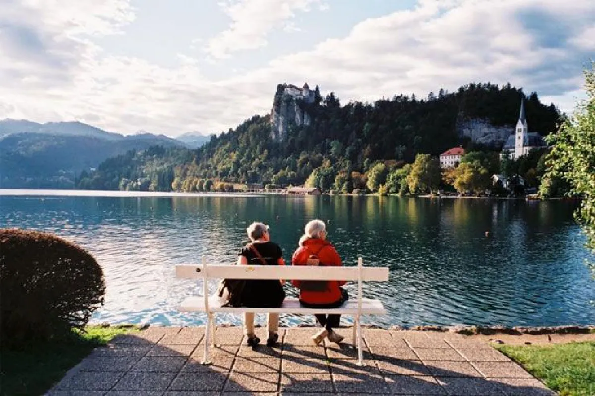 เธอคือ เพื่อน "ออกเดิน" ทาง