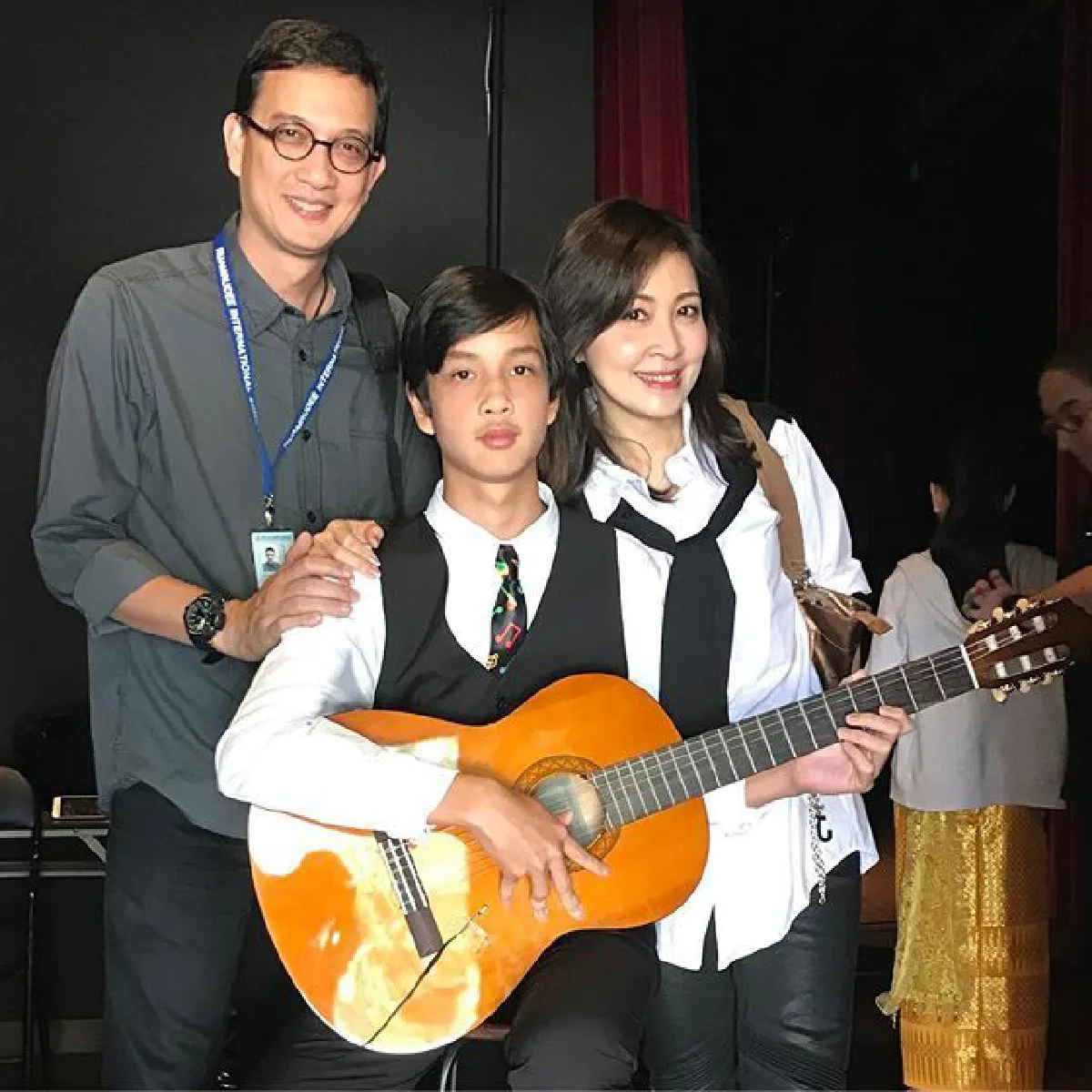 เลือดศิลปินแรง! กวาง-น็อต สุดปลื้มลูกๆโชว์เล่นดนตรีเพลงพระราชนิพนธ์