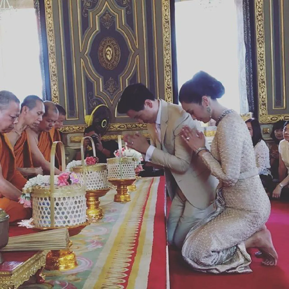 ครีม เปรมสินี ควงแฟนหนุ่ม ปีเตอร์ ทำบุญแต่งงานพิธีไทยที่วัดราชบพิธ