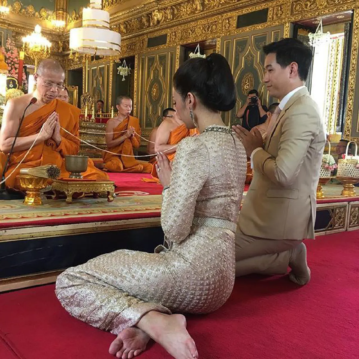 ครีม เปรมสินี ควงแฟนหนุ่ม ปีเตอร์ ทำบุญแต่งงานพิธีไทยที่วัดราชบพิธ