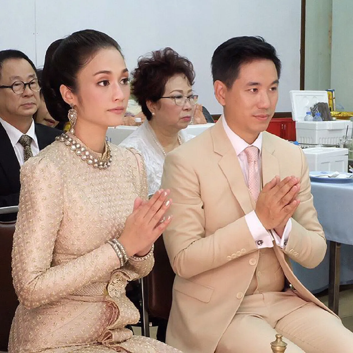 ครีม เปรมสินี ควงแฟนหนุ่ม ปีเตอร์ ทำบุญแต่งงานพิธีไทยที่วัดราชบพิธ