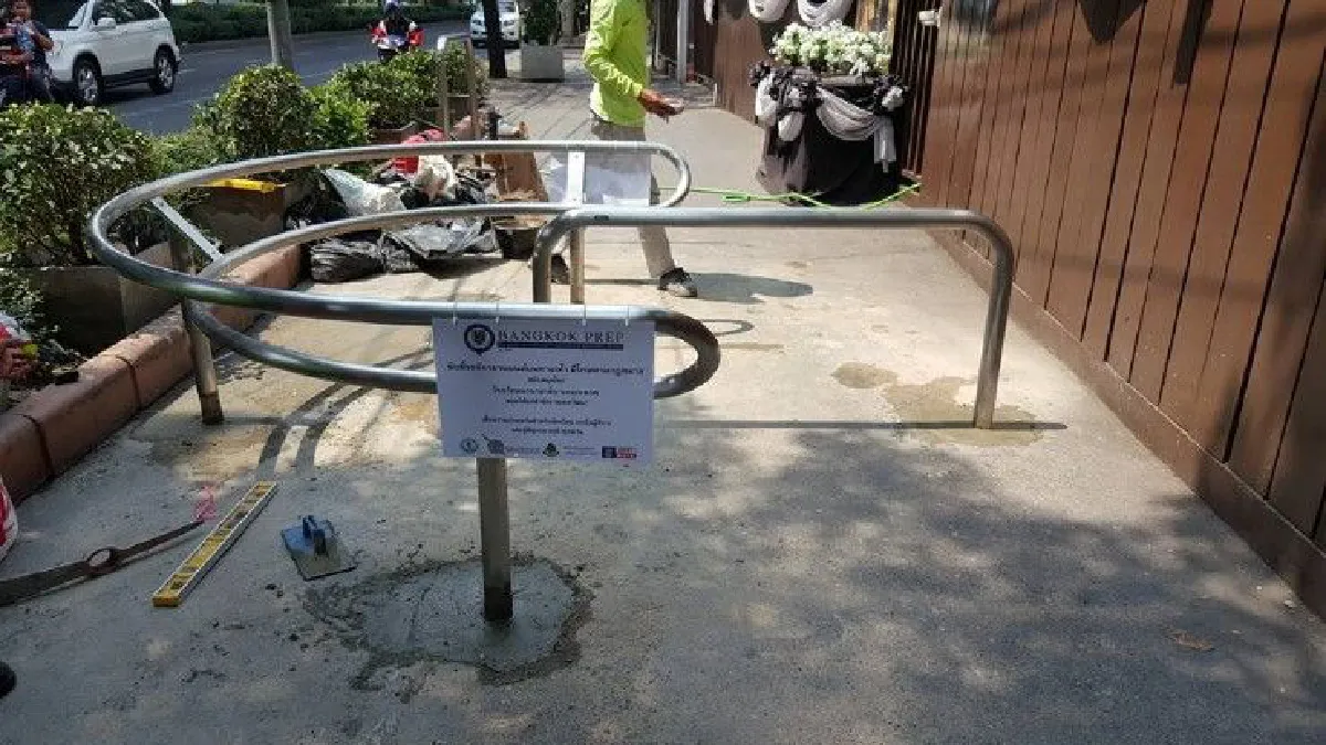 รร.นานาชาติ ติดตั้งนวัตกรรม ป้องกันจยย. วิ่งบนทางเท้า