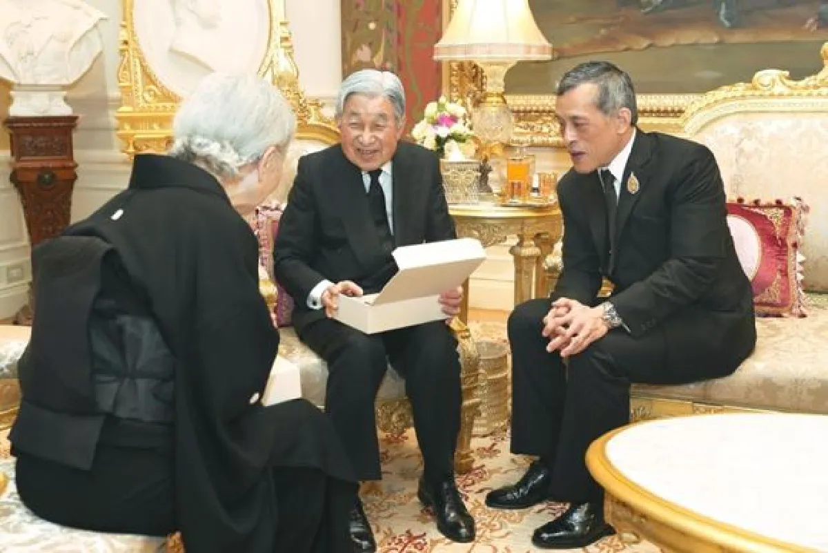 Japanese emperor, empress pay respects