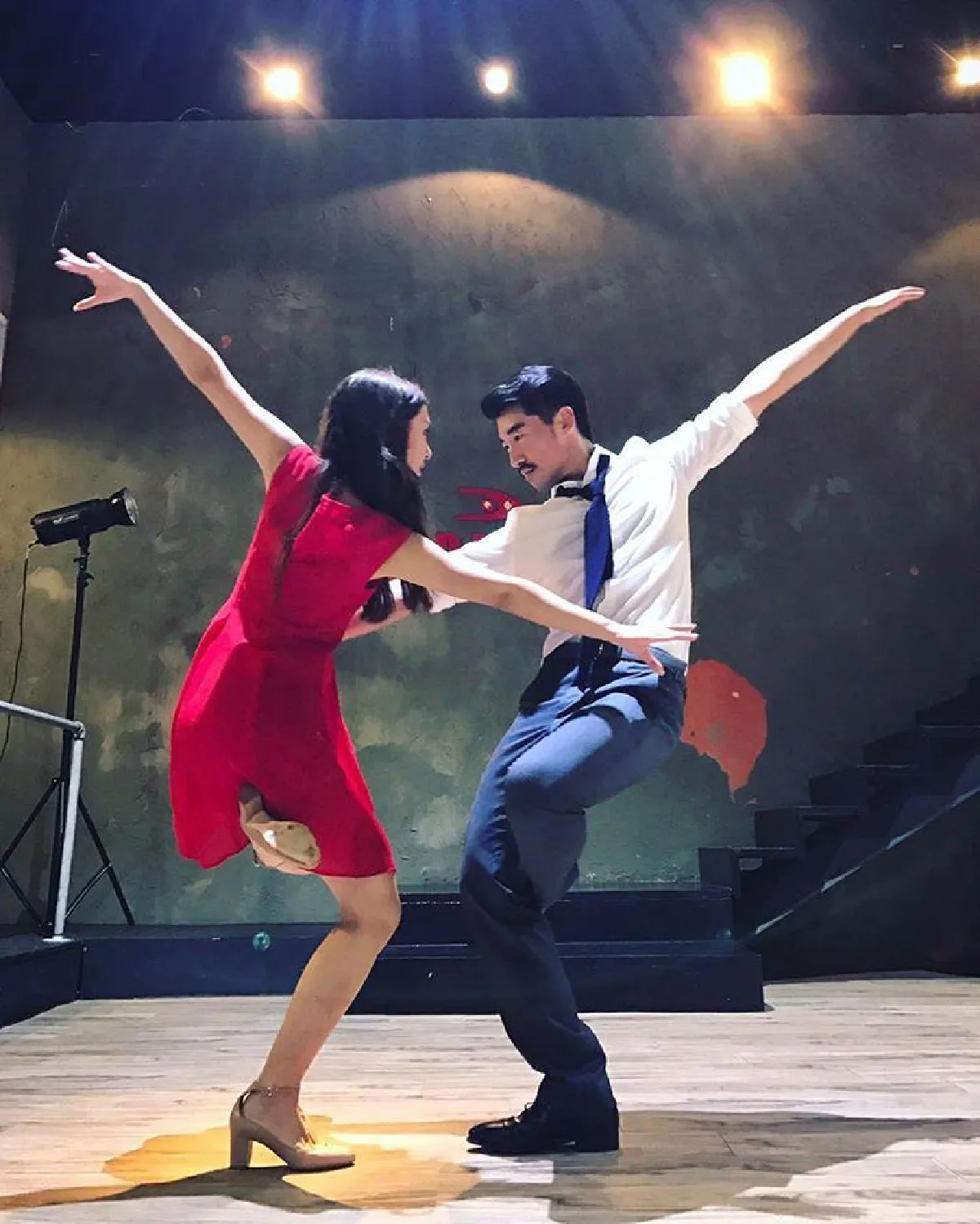 มิว นิษฐา ควงลูกชายเจ้าสัวบุญชัย ก็อปปี้โชว์ La La Land เวอร์ชั่นร้านข้าวต้ม