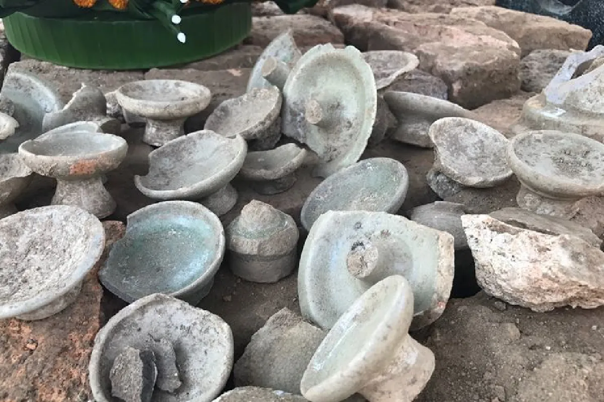 รถแบคโฮขุดดินซ่อมฝายเจอเศียรพระเก่าเครื่องดินเผาโบราณ