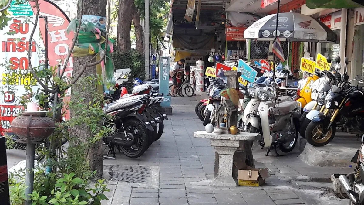 สำรวจย่านสาธุฯ!พบร้านขายจยย.ยังจอดกีดขวางทางเท้าเพียบ