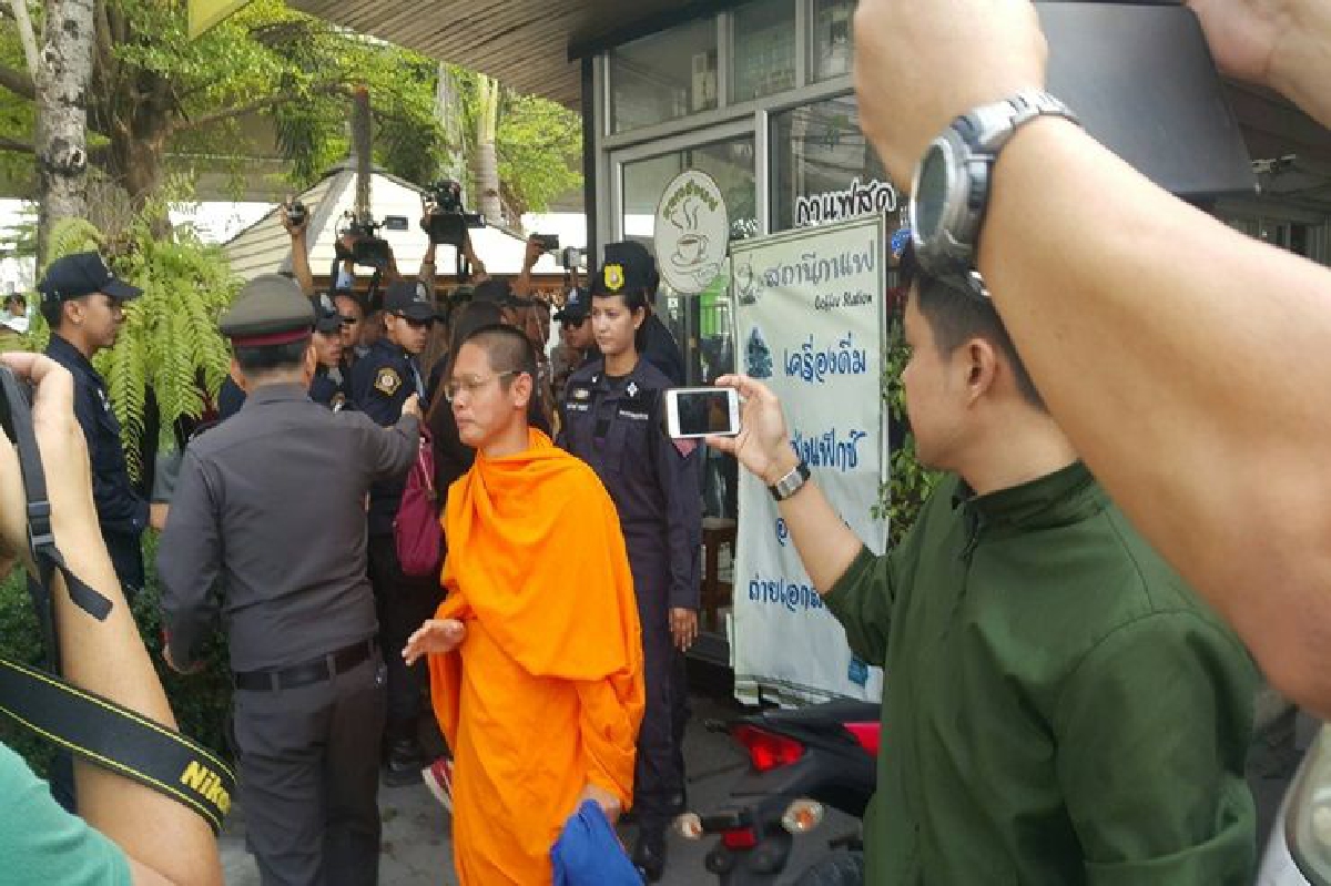 "พระปลัดเสกสรรค์" มาตามนัด มอบตัว สภ.คลองหลวง "พระปลัดเสกสรรค์" มาตามนัด มอบตัว สภ.คลองหลวง