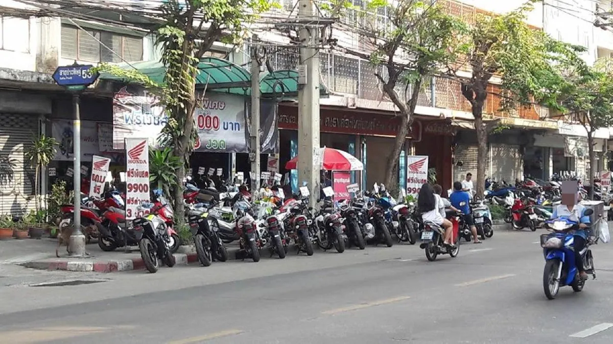 สำรวจย่านสาธุฯ!พบร้านขายจยย.ยังจอดกีดขวางทางเท้าเพียบ