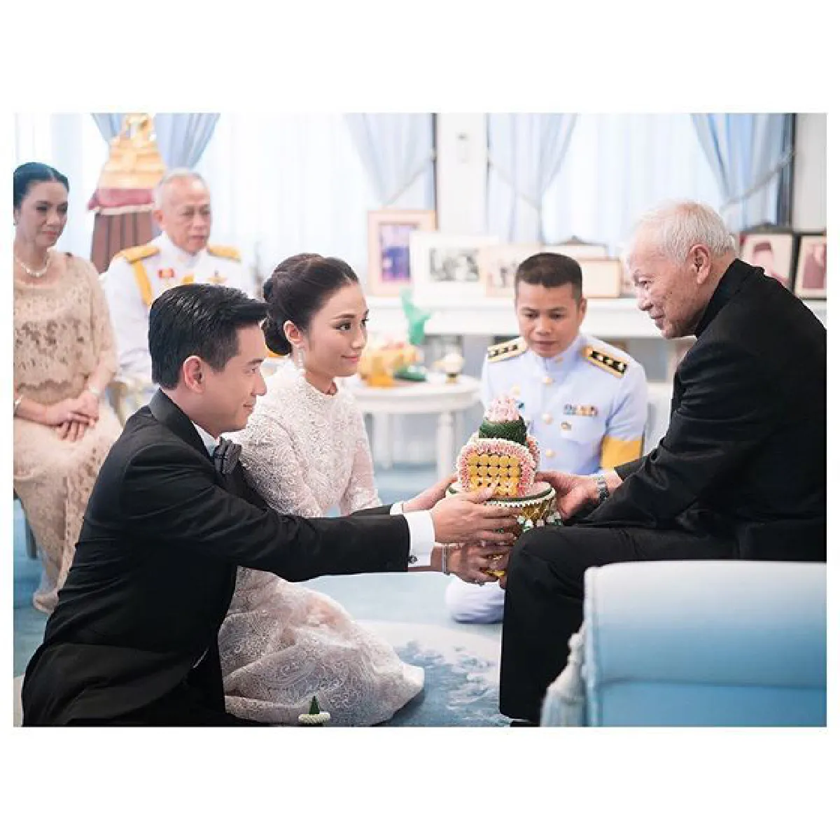 ภาพประทับใจ ครีม เปรมสินี รับพรจากสมเด็จพระสังฆราช-ป๋าเปรม ในวันแต่งงาน