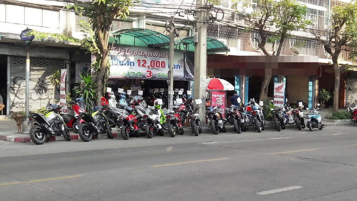 สำรวจย่านสาธุฯ!พบร้านขายจยย.ยังจอดกีดขวางทางเท้าเพียบ