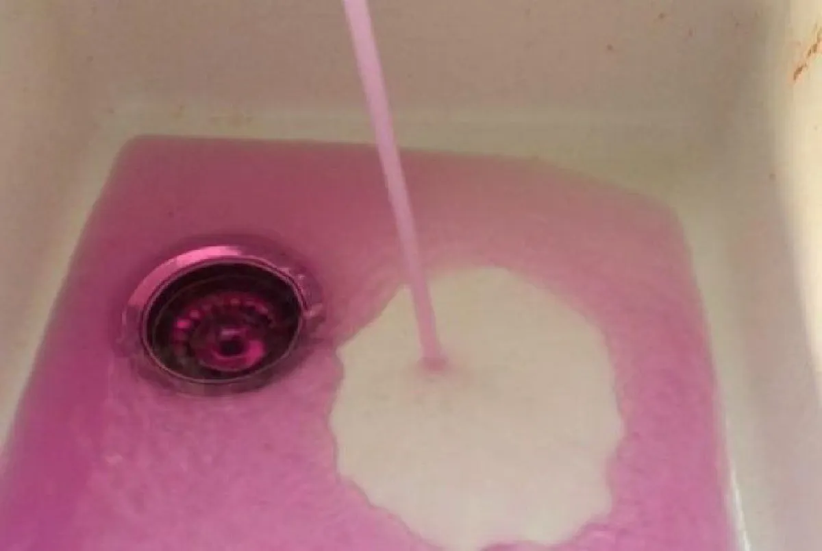 ฟรุ้งฟริ้งเกิน! ชาวแคนาดางงน้ำประปากลายเป็นสีชมพู