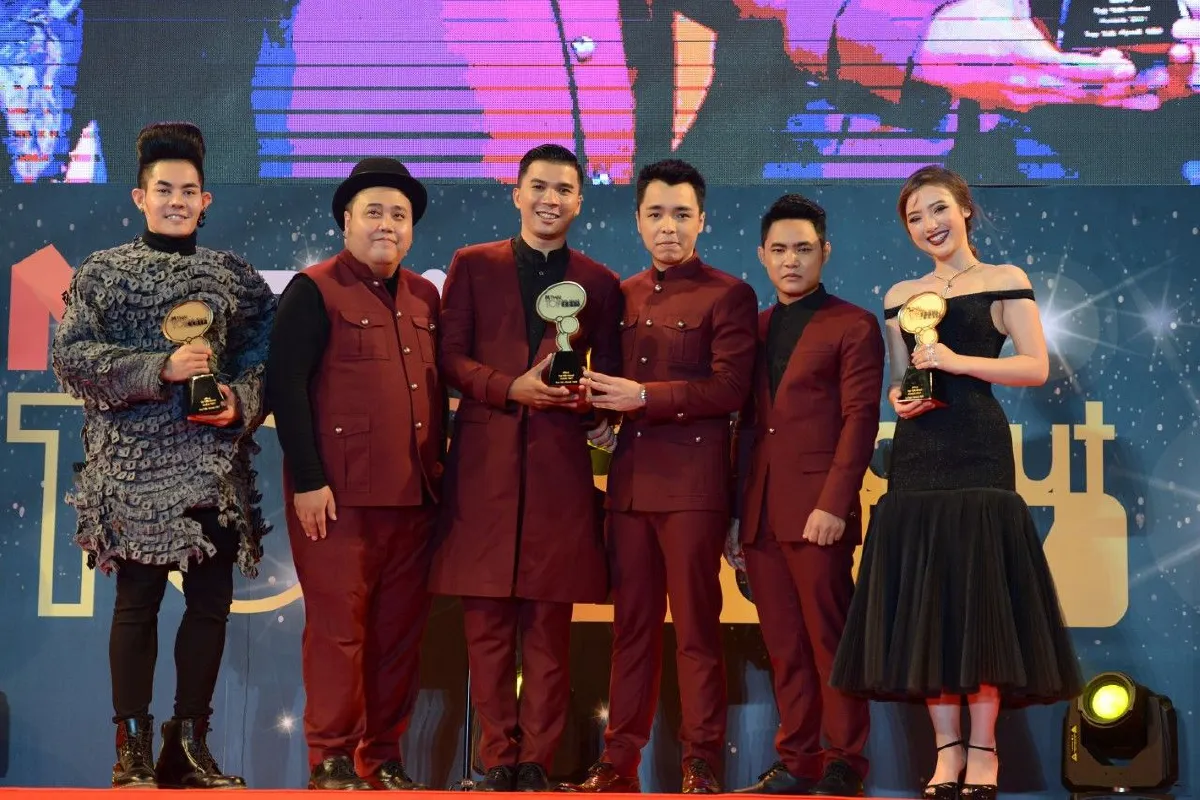 สวยหล่อออร่าพุ่ง! คนบันเทิงจัดเต็มร่วมงานประกาศรางวัล Mthai Top Talk-About 2017