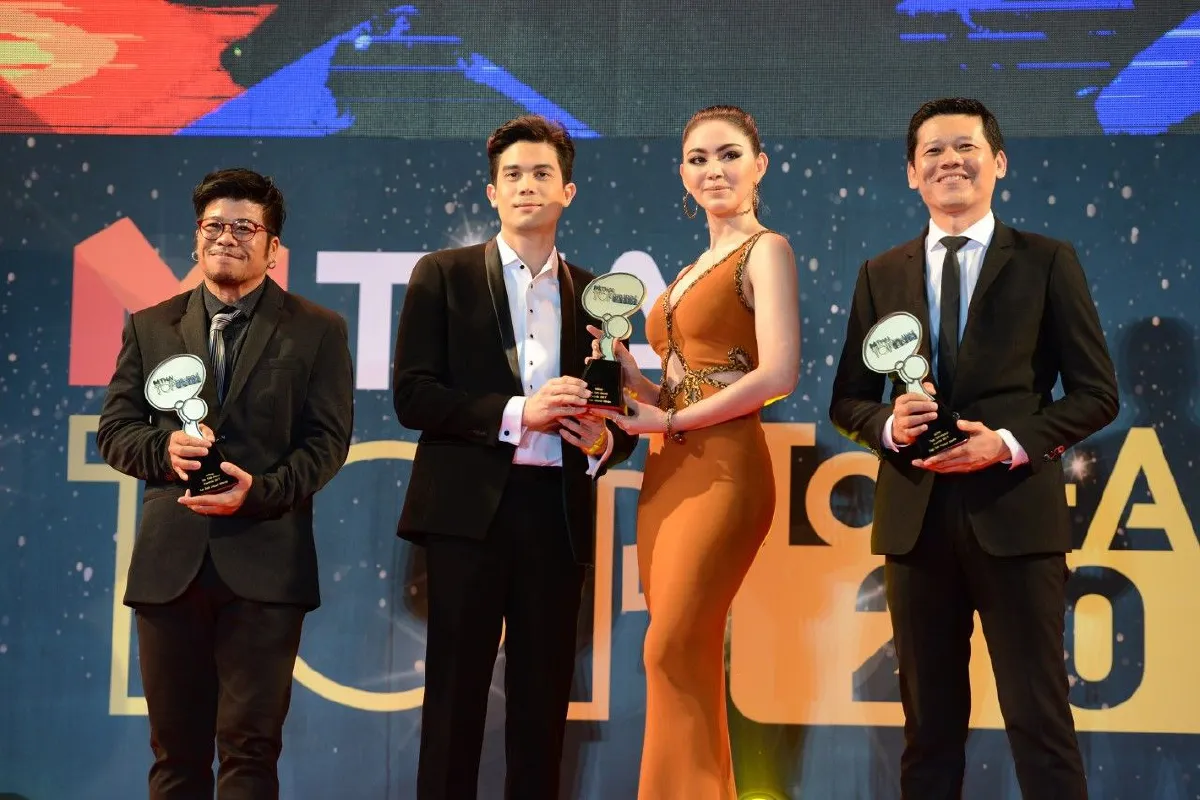 สวยหล่อออร่าพุ่ง! คนบันเทิงจัดเต็มร่วมงานประกาศรางวัล Mthai Top Talk-About 2017