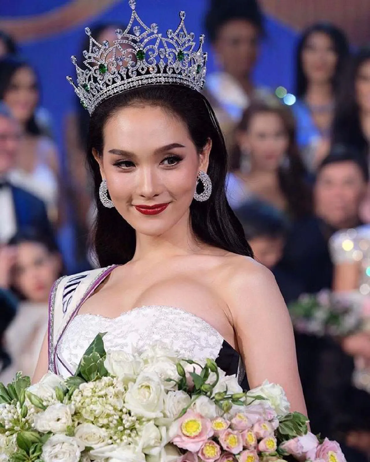 สวยชนะเลิศ! โม จิรัชยา คว้ามงกุฎ Miss International Queen 2016