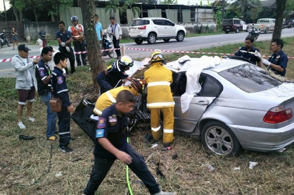 เก๋งบีเอ็มดับบลิวเสียหลักตกร่องถนนชนต้นไม้ดับ3เจ็บ3 เก๋งบีเอ็มดับบลิวเสียหลักตกร่องถนนชนต้นไม้ดับ3เจ็บ3