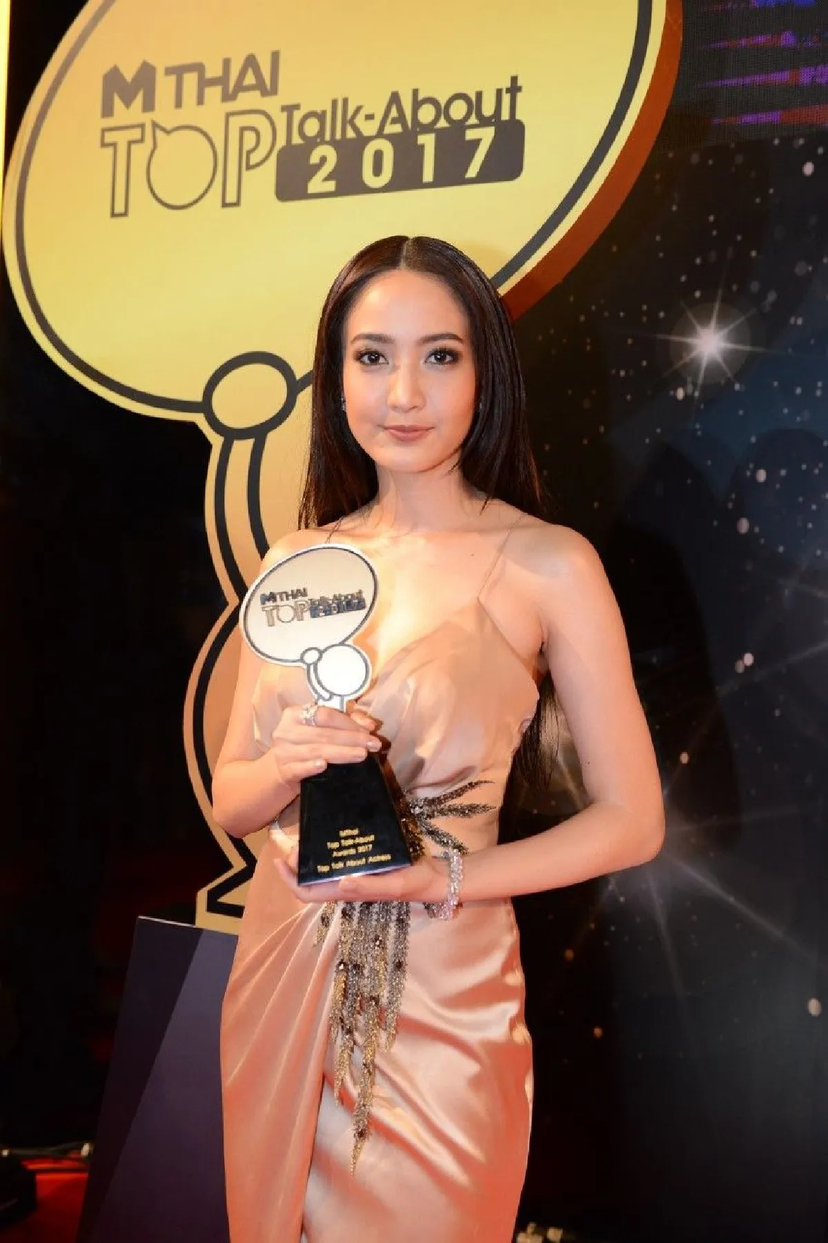 สวยหล่อออร่าพุ่ง! คนบันเทิงจัดเต็มร่วมงานประกาศรางวัล Mthai Top Talk-About 2017