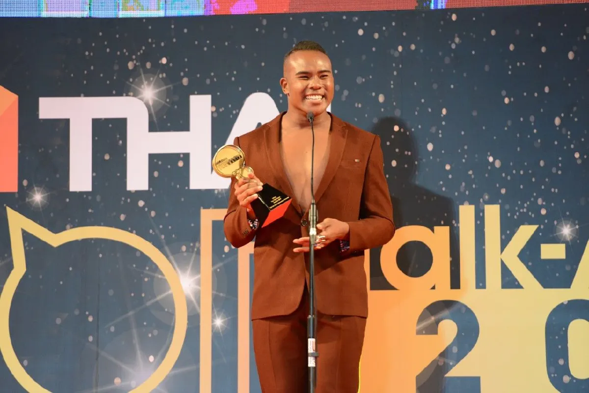 สวยหล่อออร่าพุ่ง! คนบันเทิงจัดเต็มร่วมงานประกาศรางวัล Mthai Top Talk-About 2017