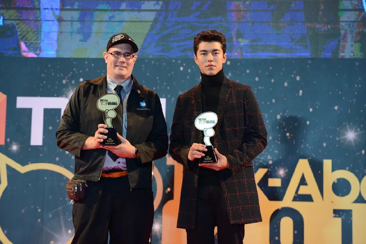 สวยหล่อออร่าพุ่ง! คนบันเทิงจัดเต็มร่วมงานประกาศรางวัล Mthai Top Talk-About 2017