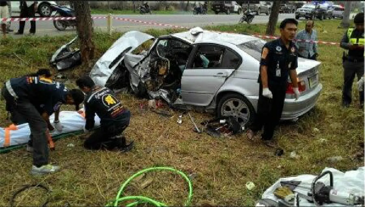 เก๋งบีเอ็มดับบลิวเสียหลักตกร่องถนนชนต้นไม้ดับ3เจ็บ3