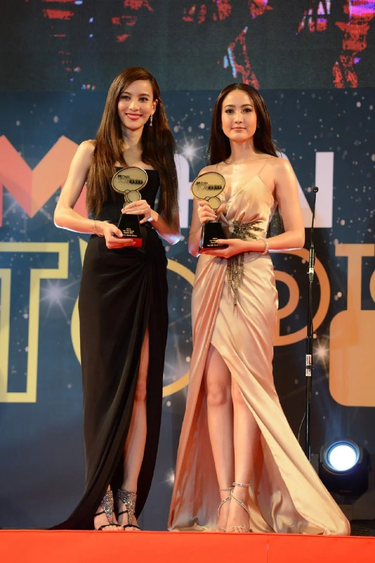 สวยหล่อออร่าพุ่ง! คนบันเทิงจัดเต็มร่วมงานประกาศรางวัล Mthai Top Talk-About 2017