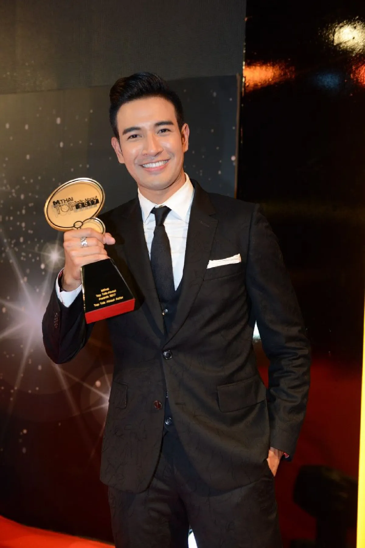 สวยหล่อออร่าพุ่ง! คนบันเทิงจัดเต็มร่วมงานประกาศรางวัล Mthai Top Talk-About 2017