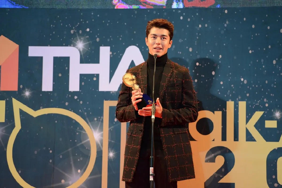 สวยหล่อออร่าพุ่ง! คนบันเทิงจัดเต็มร่วมงานประกาศรางวัล Mthai Top Talk-About 2017