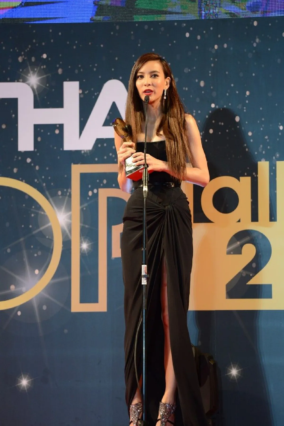 สวยหล่อออร่าพุ่ง! คนบันเทิงจัดเต็มร่วมงานประกาศรางวัล Mthai Top Talk-About 2017