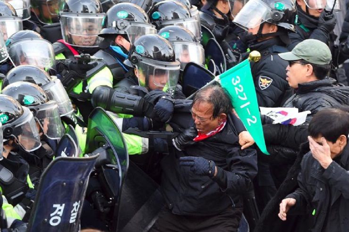 เตือนคนไทยเลี่ยงเส้นทางที่ชุมนุมประท้วงในกรุงโซล เตือนคนไทยเลี่ยงเส้นทางที่ชุมนุมประท้วงในกรุงโซล
