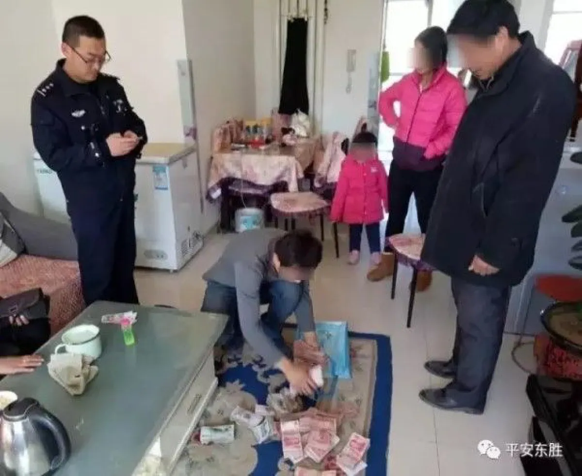 ชื่นชม! คนเก็บขยะจีนคืนเงิน 9 แสนบาทแก่เจ้าของ หลังเผลอทิ้งลงถัง