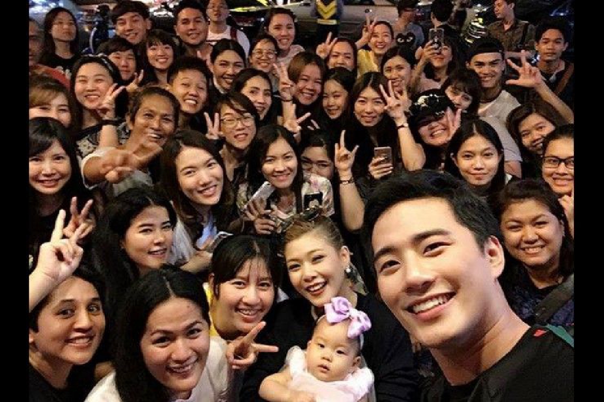 ซุปตาร์ฟันน้ำนม "เป่าเปา" แค่มาทานข้าว แฟนคลับมารอเพียบ ซุปตาร์ฟันน้ำนม "เป่าเปา" แค่มาทานข้าว แฟนคลับมารอเพียบ
