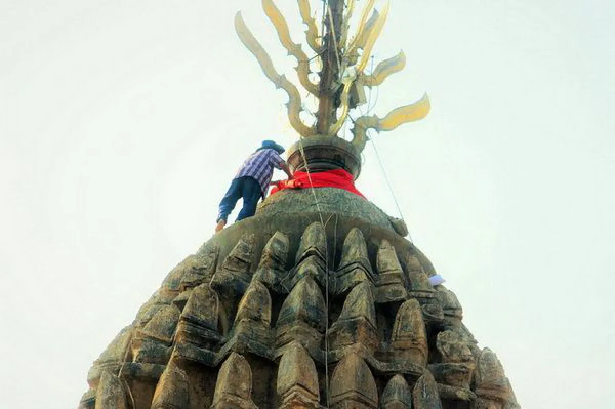 คุณลุงวัย 63ใจเกินร้อยไต่ยอดพระปรางค์ด้วยมือเปล่า