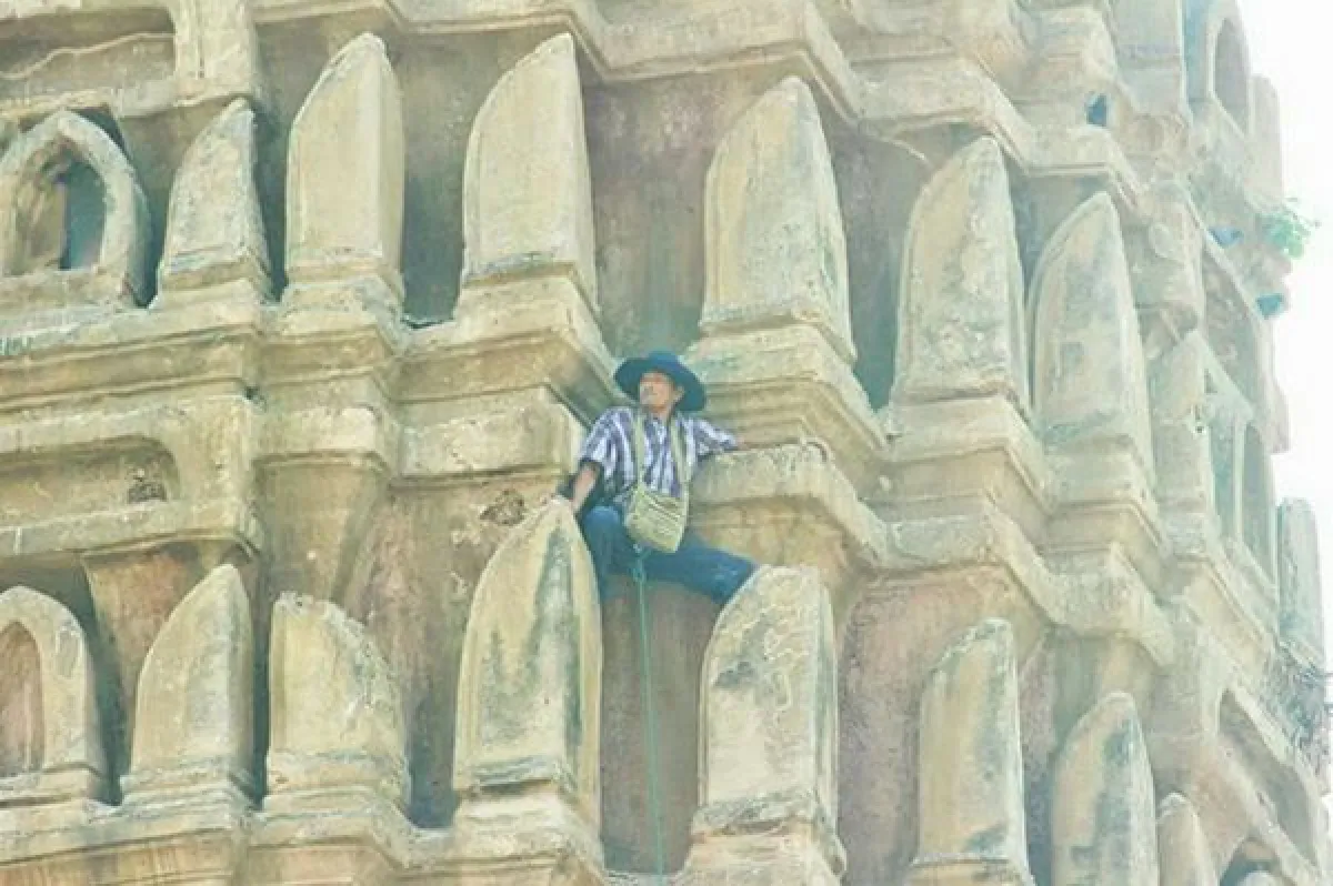 คุณลุงวัย 63ใจเกินร้อยไต่ยอดพระปรางค์ด้วยมือเปล่า