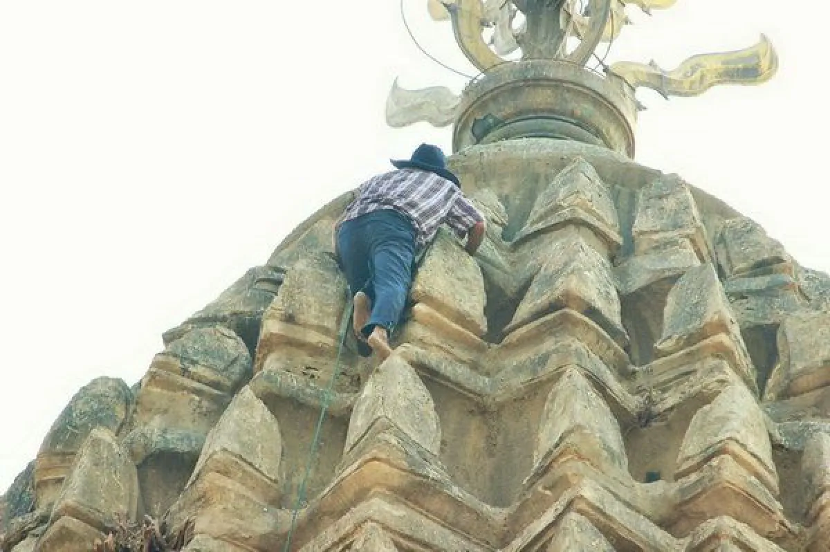 คุณลุงวัย 63ใจเกินร้อยไต่ยอดพระปรางค์ด้วยมือเปล่า