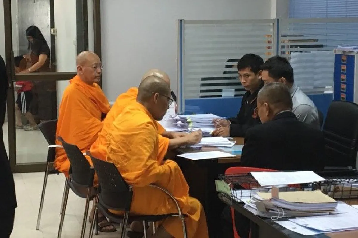 พระธรรมกาย10รูปเข้ารับทราบข้อกล่าวหาที่อัยการธัญบุรี