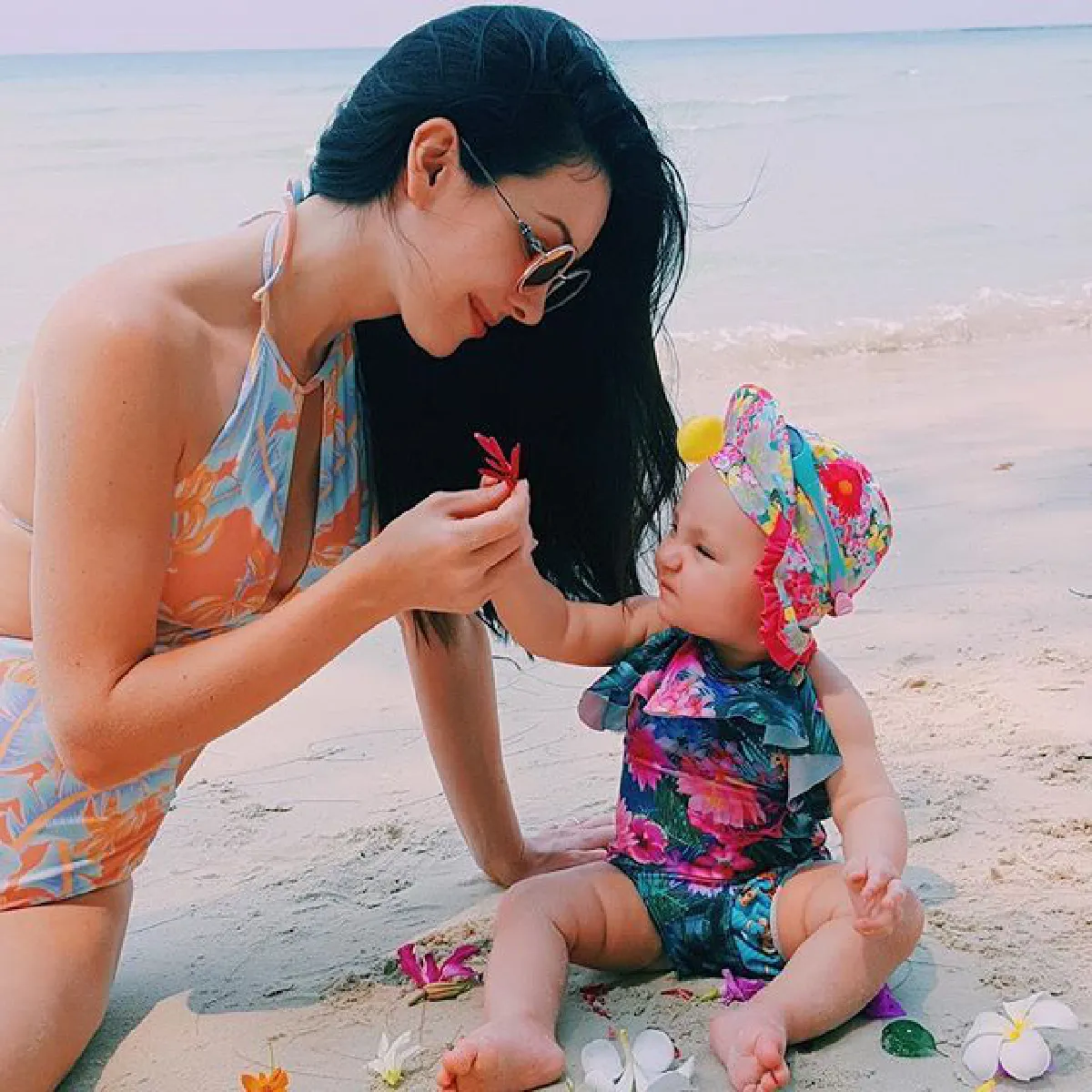 แม่สวยลูกน่ารัก! นาตาลี เกลโบว่า พาน้องมายาเที่ยวทะเลสุดหรรษา