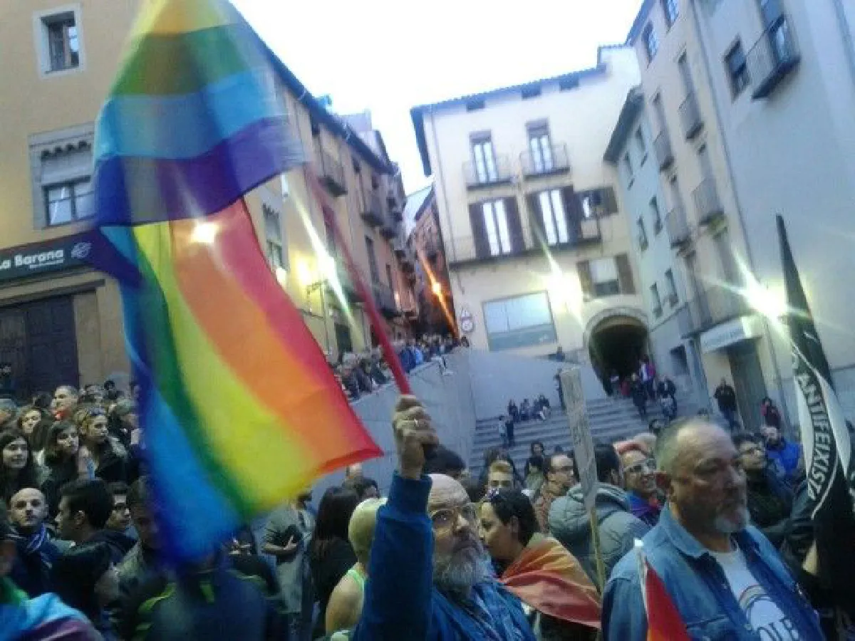 ผู้สนับสนุน LGBT ออกมาชุมนุม หลังคู่รักเกย์ถูกกระทืบเพราะจูบกัน