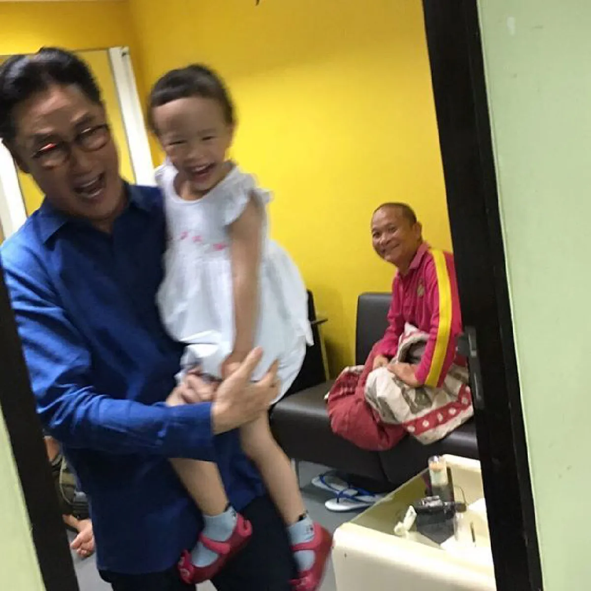 ชมความน่ารักเป็นกันเองของ เสี่ยตา ปัญญา ล้อมวงกินข้าวกับลูกน้อง