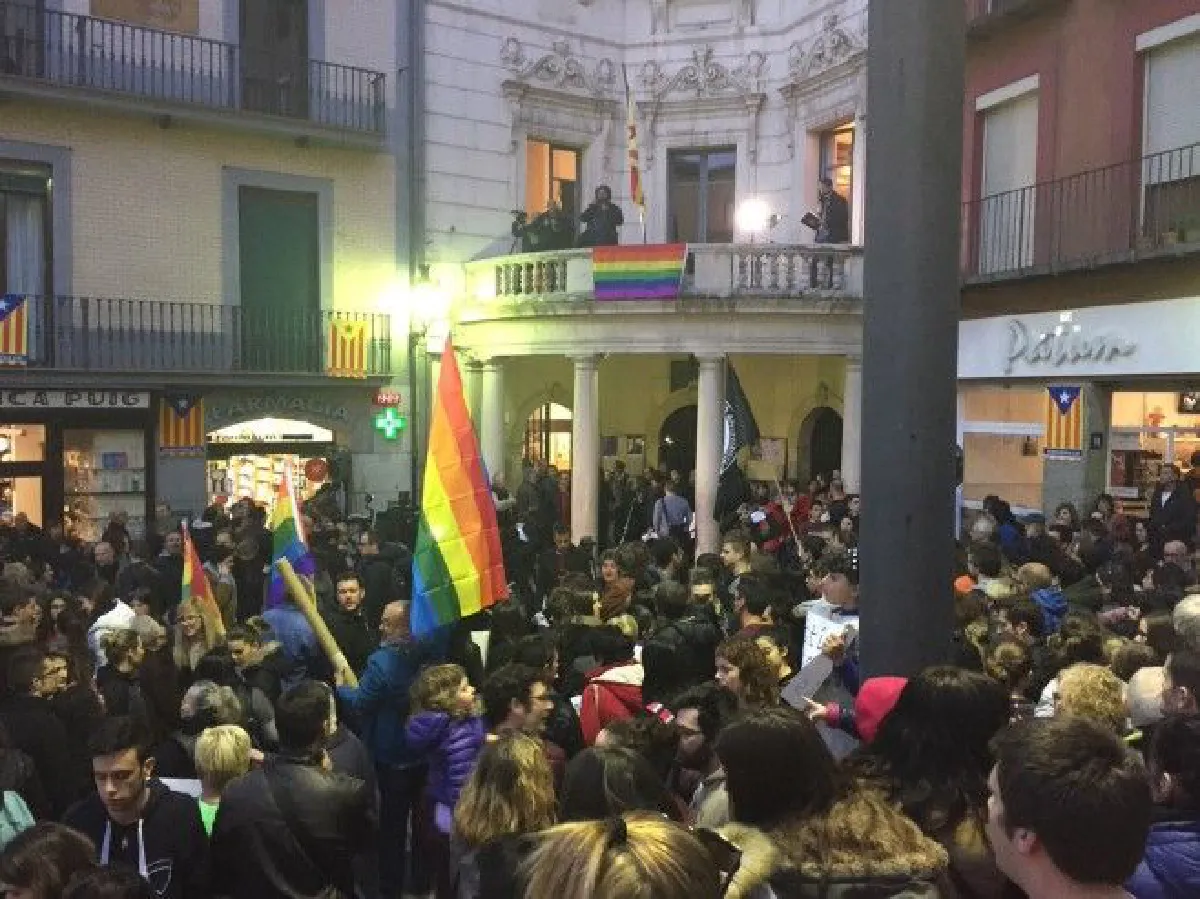 ผู้สนับสนุน LGBT ออกมาชุมนุม หลังคู่รักเกย์ถูกกระทืบเพราะจูบกัน