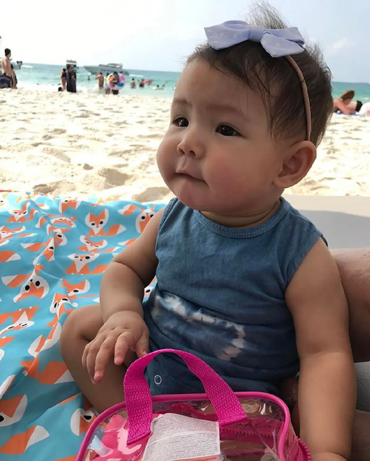 จ้ำม่ำน่าฟัดสุดๆ น้องริชา ลูกสาวแอน-ภูริ เล่นน้ำท้าแดดริมทะเล
