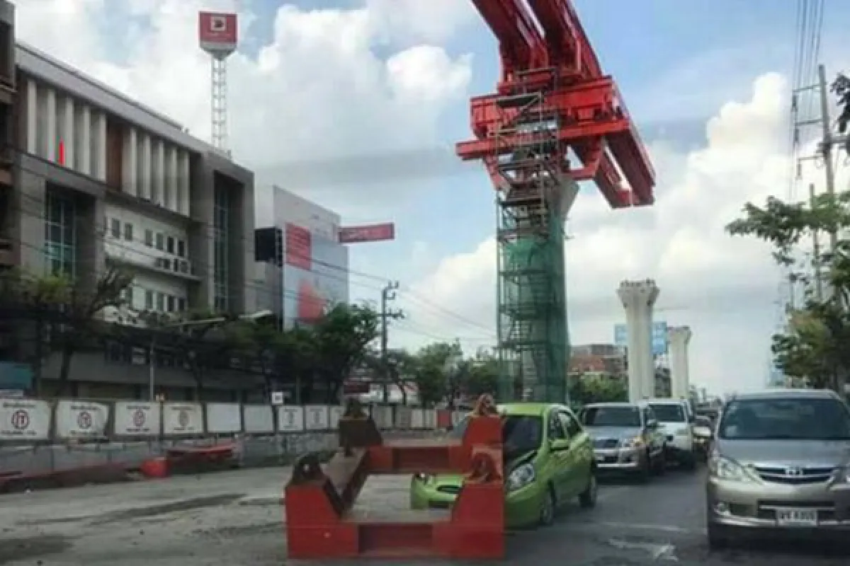 แท่งเหล็กหล่นจากรถไฟฟ้าสายสีเขียวทับรถพัง